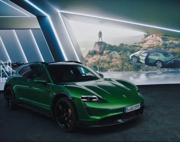 Электрический универсал Taycan Cross Turismo представила Porsche. ВИДЕО
