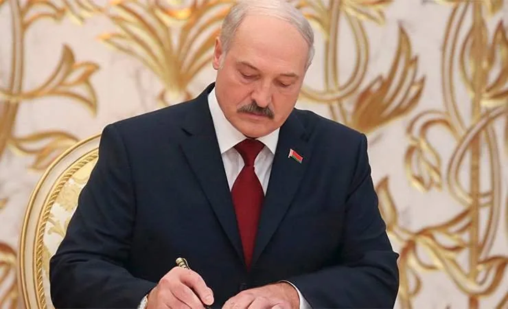Задумался о закрытии посольств Беларуси Лукашенко