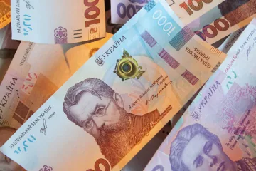 До долара гривня продовжує зміцнюватися