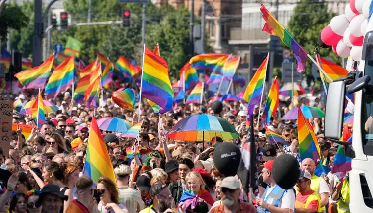 В поддержку ЛГБТ в Варшаве тысячи людей вышли на улицы