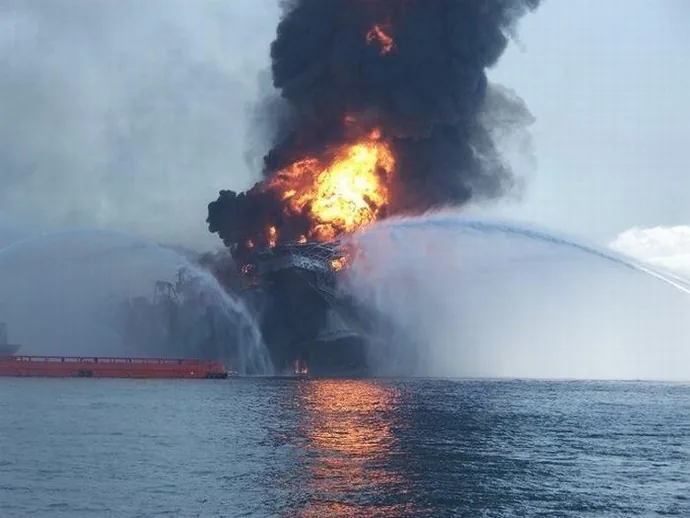 Мощный взрыв произошел в Каспийском море на одной из нефтяных платформ