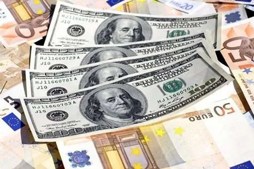 До долара курс гривні трохи знизився