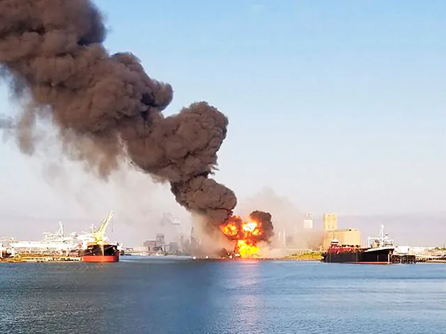 В сирийском порту Латакия на борту судна произошло возгорание
