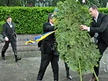 Гроші від продажу вінка, що впав на Януковича, дістануться політв'язням