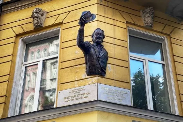 У Києві відкрили пам’ятний горельєф Богдану Ступці - вітає з капелюхом