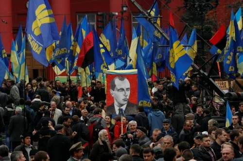 Кількатисячний смолоскипний марш "свободівців" рушив центром Києва - "Батько наш – Бандера"