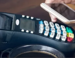 ЗМІ: iPhone може стати платіжним терміналом