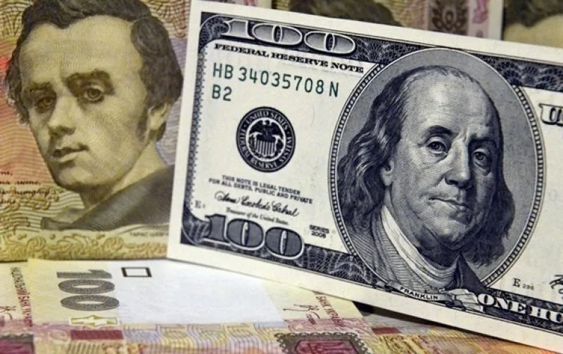 Продовжує девальвувати гривня