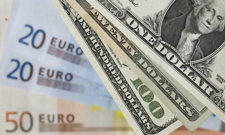 Суттєво зміцнився до долара та євро офіційний курс гривні
