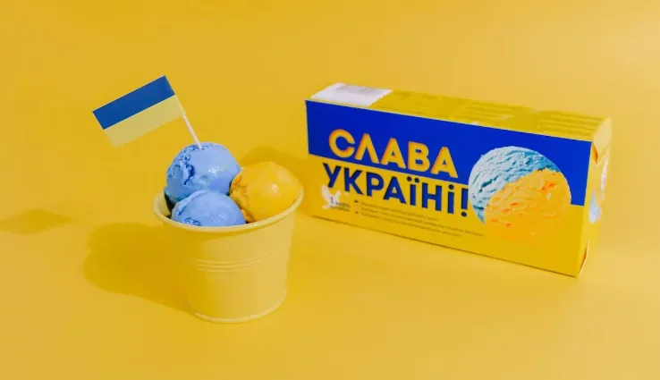 Морозиво "Слава Україні" у синьо-жовтих кольорах випустили у Латвії