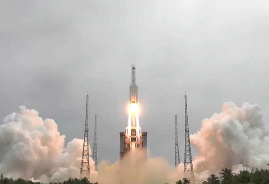Проліт ступіню китайської ракети, яка скоро впаде на Землю, показав астроном. ВІДЕО