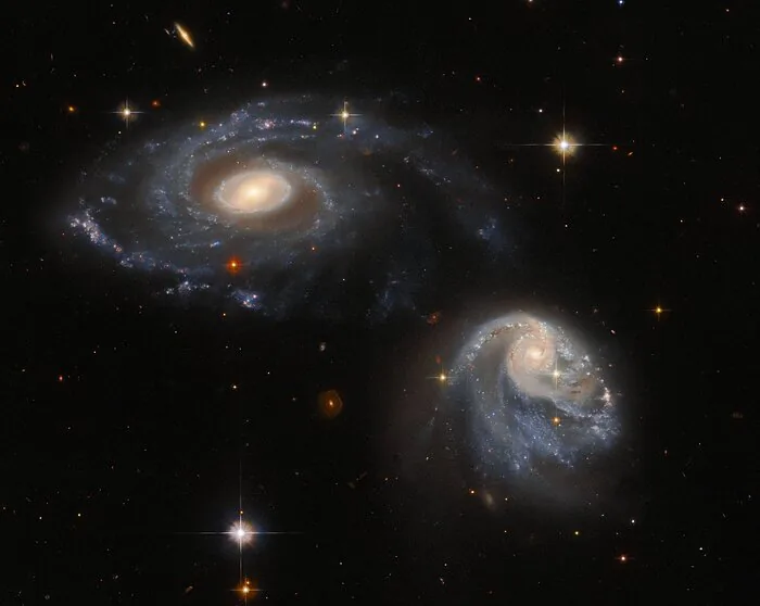"Космічний танець" двох галактик показав Hubble