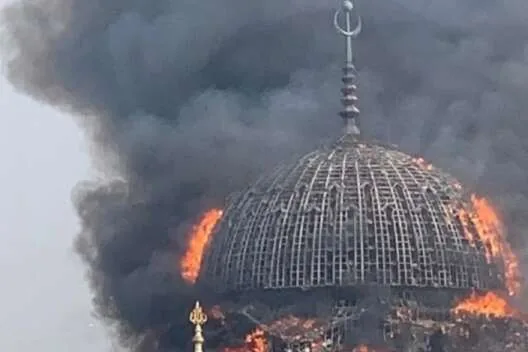 Одна з найбільших мечетей у світі згоріла в Індонезії. ВІДЕО