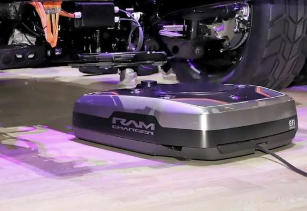 Для зарядки електромобілів у США створили робота. ВІДЕО