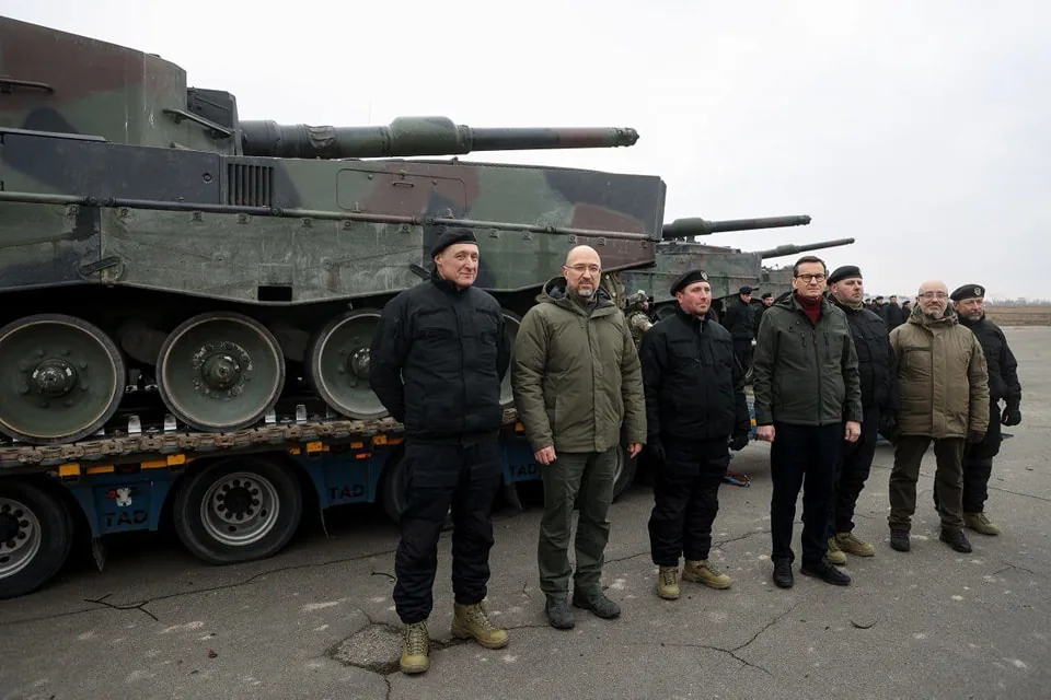 Шмигаль показав перші Leopard 2 від Польщі - "В Україну заїхали танки"