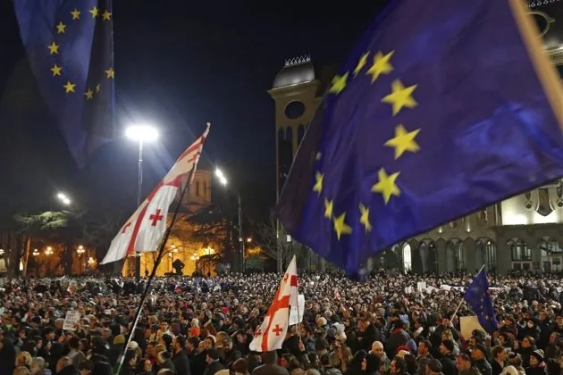 Закон про іноагентів, що спричинив масові протести, правляча партія Грузії відкликає