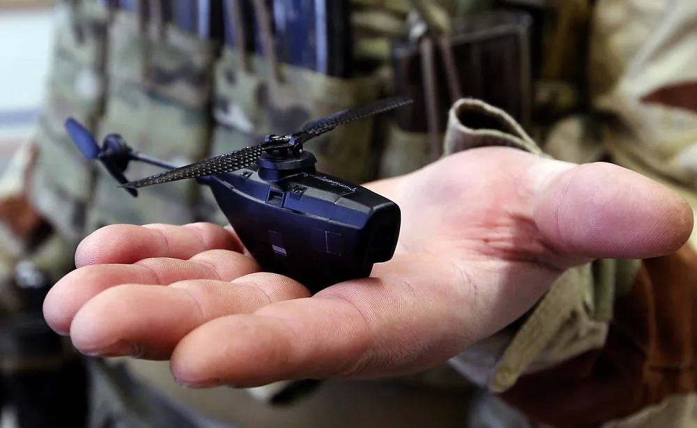 Що за мікродрони Black Hornet отримає Україна від США - здатні непомітно залетіти у вікно