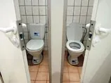 В Литве посетителям общественного туалета отвели на всё пять минут: задержавшегося считают вандалом и запирают внутри