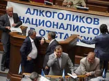 Роботу Верховної Ради паралізували: трибуну заблоковано, міністрів не призначено