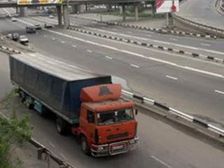 Вантажівкам заборонили їздити спекотним Києвом