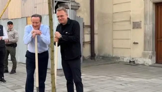 Розказав про "жовту зону" і посадив дерево - Девід Кемерон у Львові