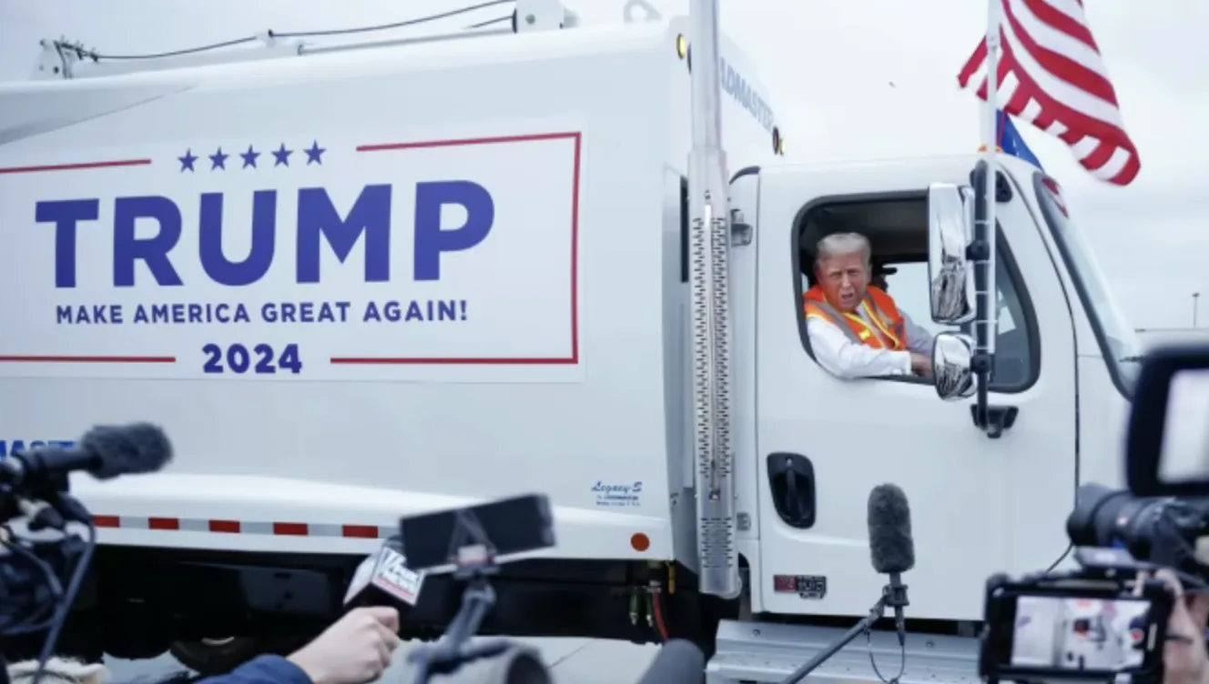 Трамп перевдягнувся у працівника сміттєвоза