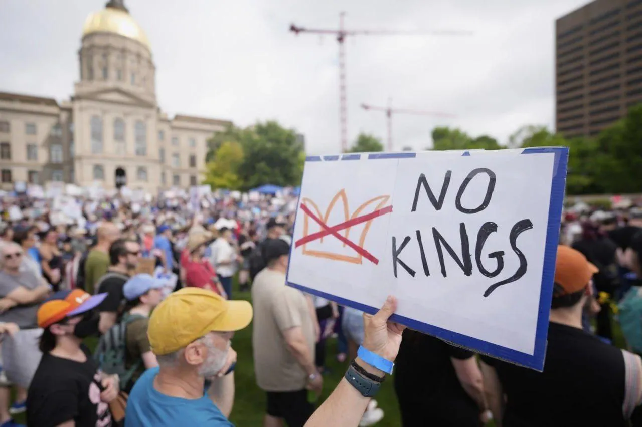 Американці вийшли на масштабні протести проти політики Трампа - без королів