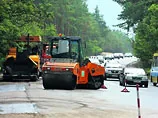 Під Києвом ремонтують частину траси на Обухів, щоб Азарову було зручніше їздити на роботу