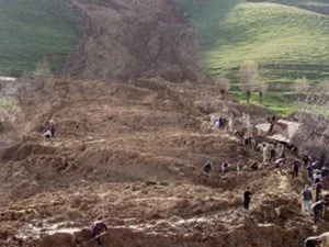 Три человека погибли и 57 остаются под завалами в результате схода оползня в южном Китае