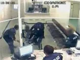Скандал в Австралии: полицейские 13 раз поразили электрошокером беззащитного аборигена. ВИДЕО